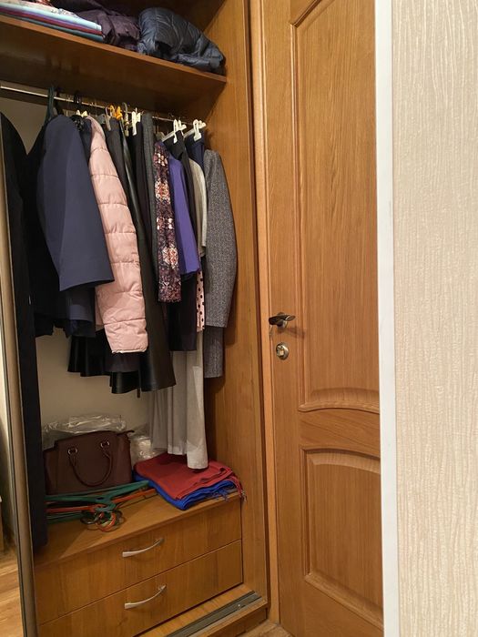 Шкаф купе с зеркальными дверями