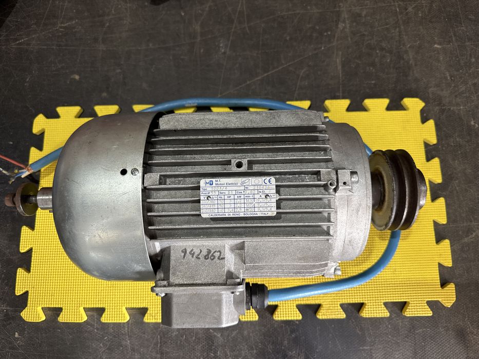 Motor trifazic cu reductor