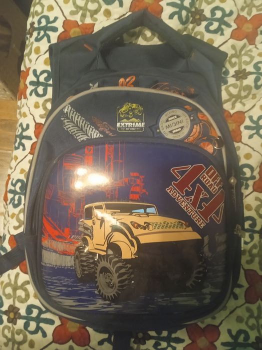 Рюкзак для школьника мальчика б/у .