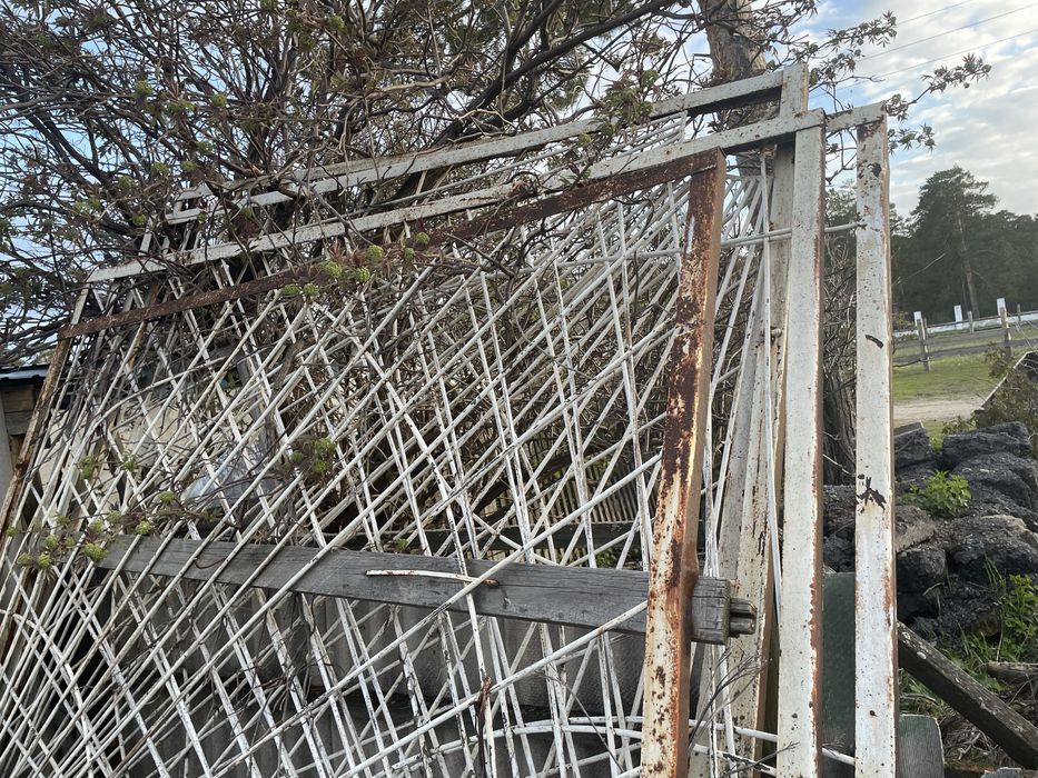 Уголок и решетки на окна