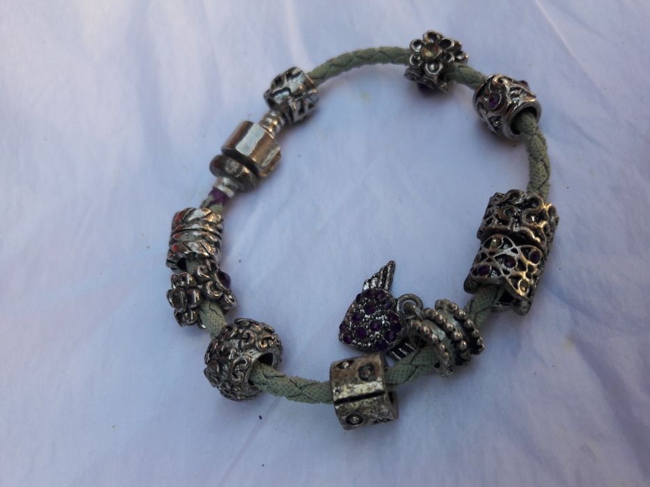 Brățară cu charmuri