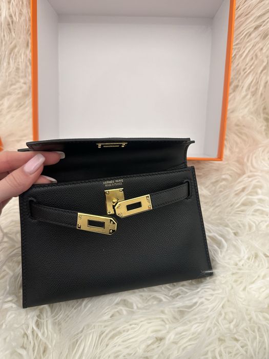 Черна малка кожена чанта със златна катарама