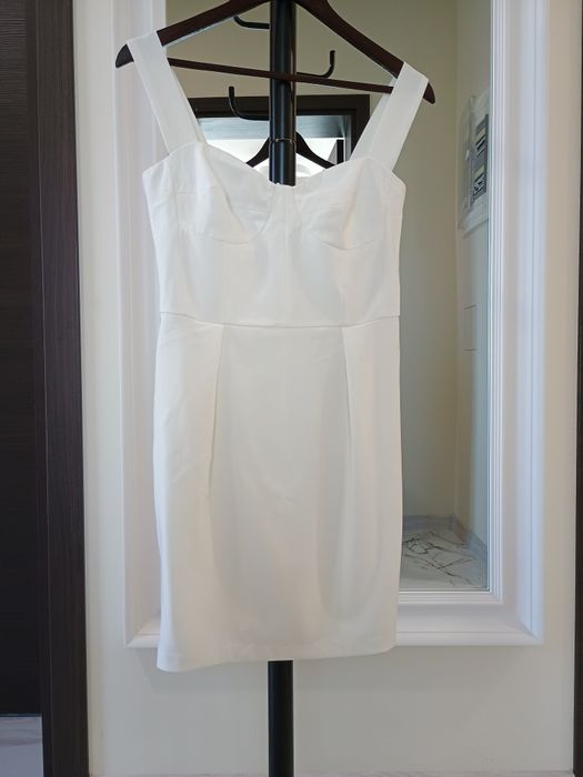 Бяла рокля за повод