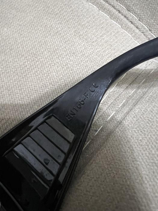 Очки солнцезащитные