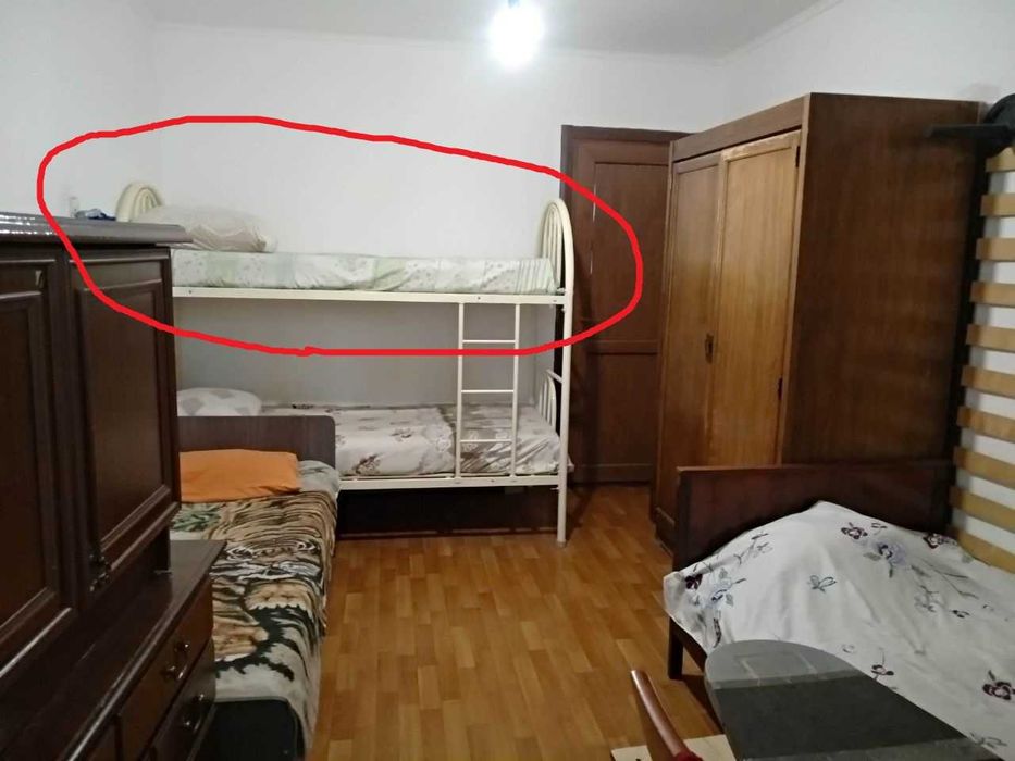 кровать в комнате