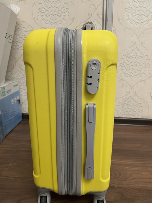 Чемодан желтый маленький