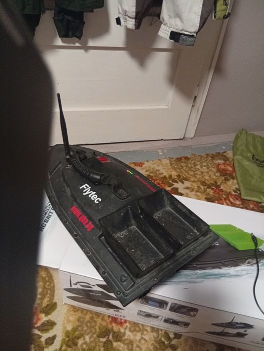 Лодка за нанасяне и захранка