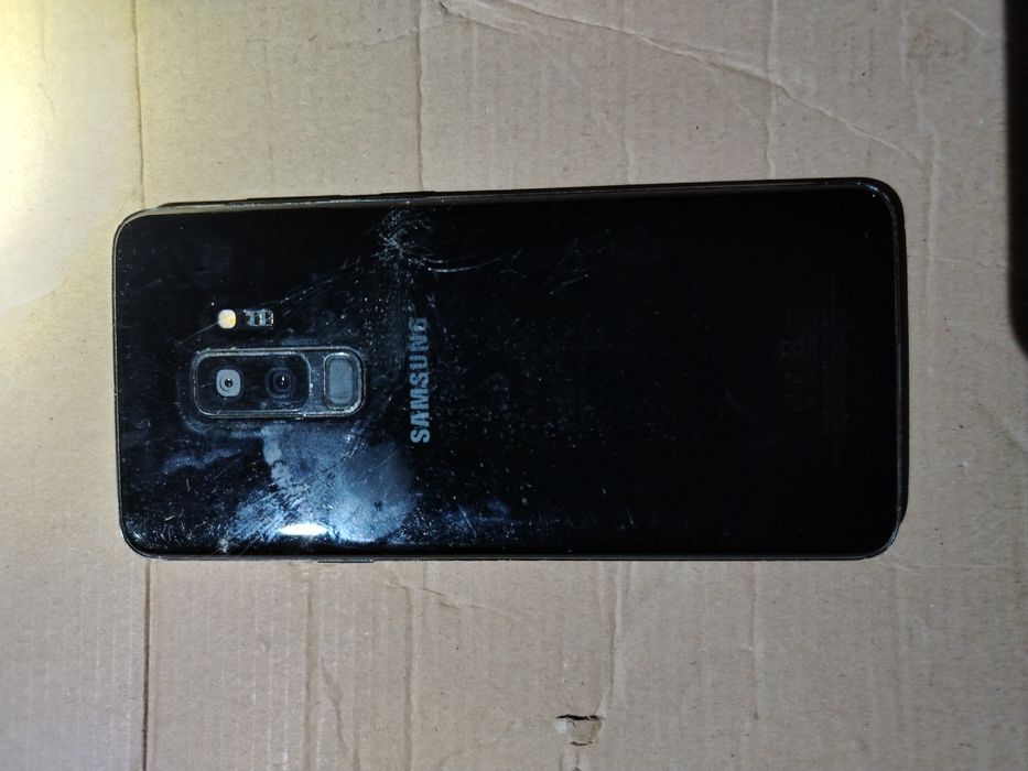 Samsung Galaxy S9 Plus cu display-ul spart. Vibrează, se aud sunete. Pentru piese.