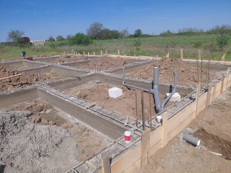 Construcții la rosu/finisaje