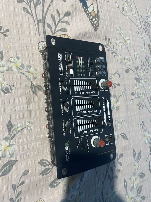 Vand sau schimb boxe si un mixer ibiza boxele merg foarte bn la fel si mixeru