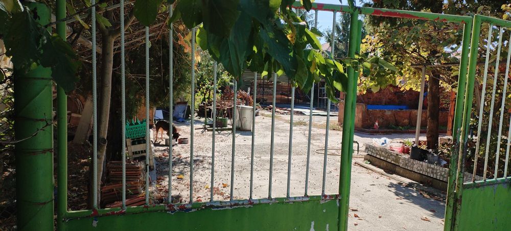 Продавам производствен имот с къща в град Лозница