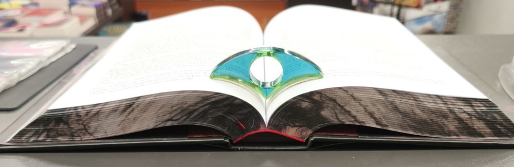 Държач на книжни страници от епоксидна смола