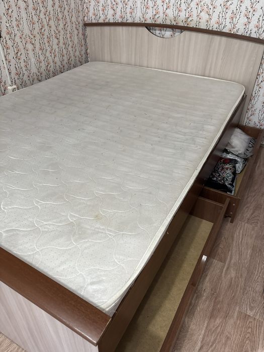 Двуспальная кровать с матрасом
