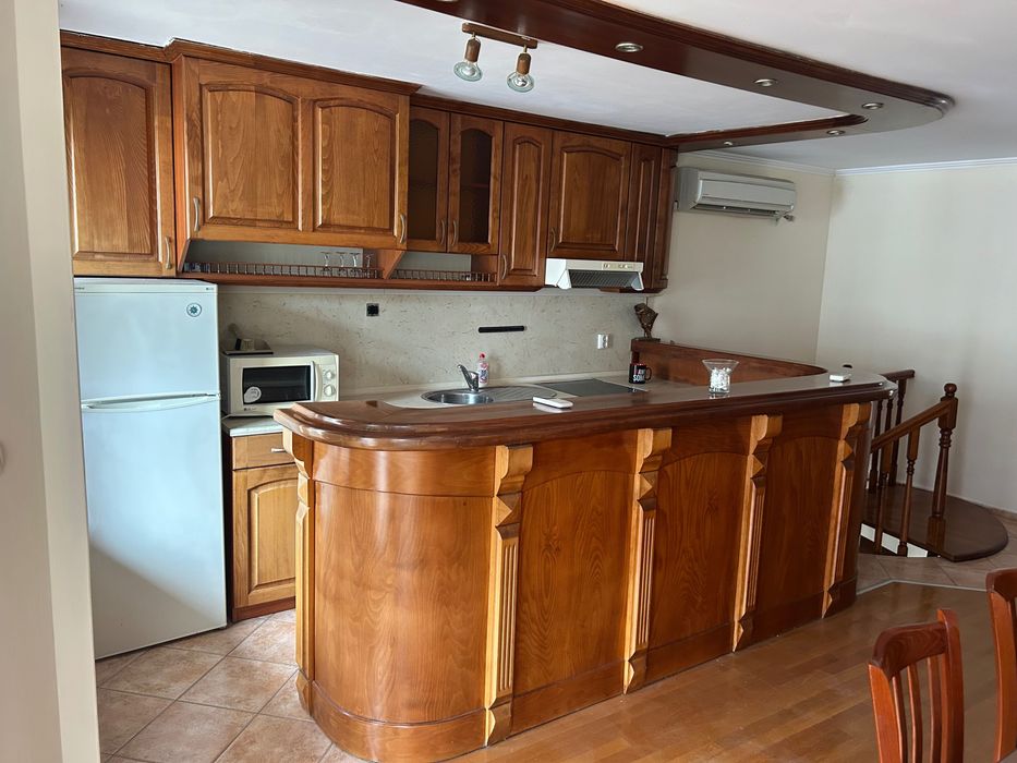 Кухня-масив със електроуреди