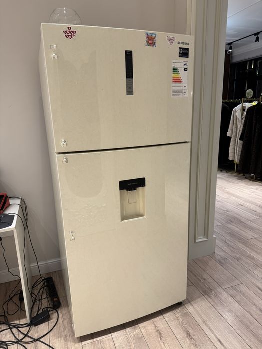 Холодильник Samsung с диспенсером воды