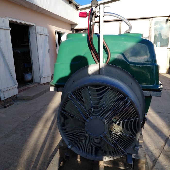 Masină stropit vie și livadă.