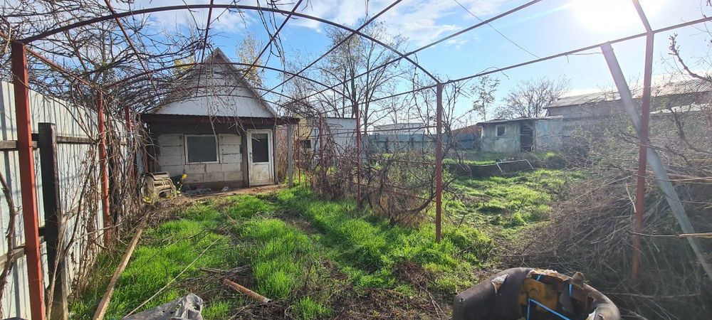 Teren la 15km de Bucuresti cu 2 case, fundatie, fosa, beci, put apa,