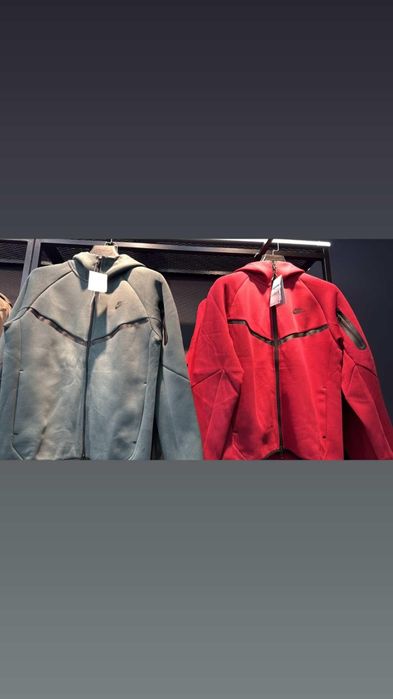 Nike tech fleece red