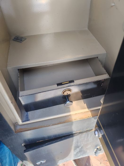 Сейф железный на продажу