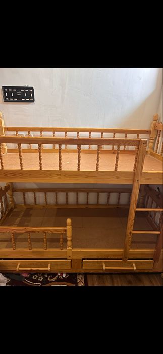 Срочно продаются 4 ковра, 1  большая кровать, 1 двухэтажная кровать