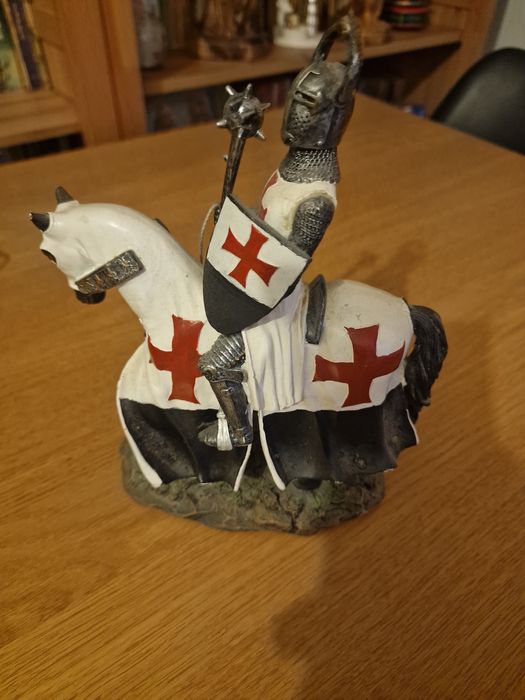 Statueta Cavaler Medieval Templier pe Cal 22 cm, alb cu rosu