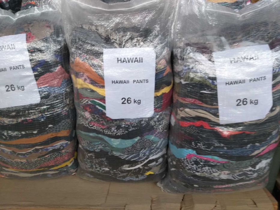 Depozit de imbracaminte second hand vinde pantaloni Hawaii