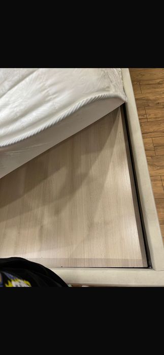 Продам двуспальную кровать с матрасом