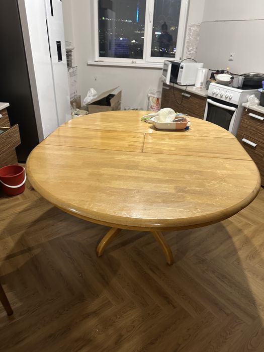 Стол и шесть сиульев