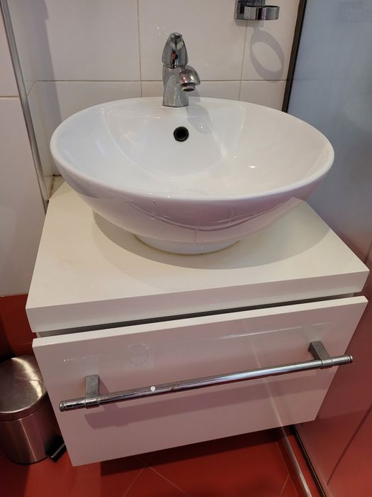 Шкаф с мивка и смесител за баня