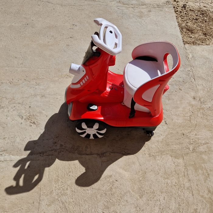 Машинка красного цвета