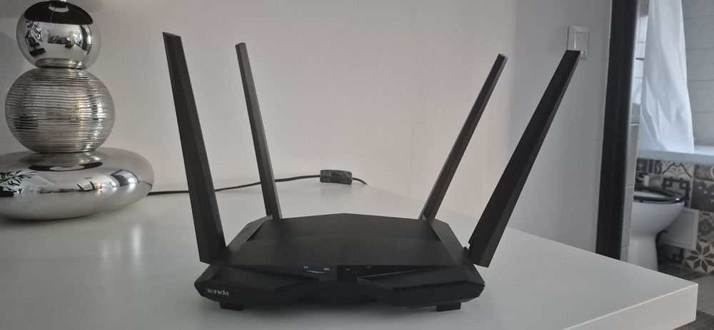 Router Wi-Fi Tenda Gigabit, 4 Antene Externe, Port USB – Stare Excelentă