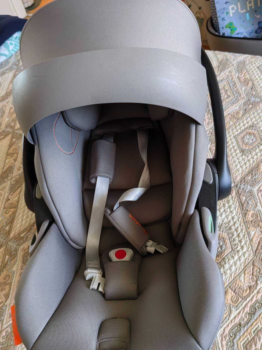 Стол за кола тип кошче. Cybex cloud G I-size gray закупен март месец 2025 г. Използван около 3-4 месеца. В гаранция