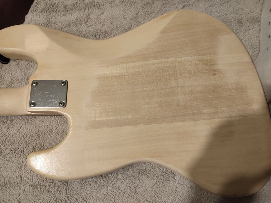 Бас китара , колан и струни