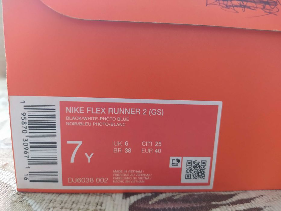 Маратонки- NIKE.Модела е унисекс.