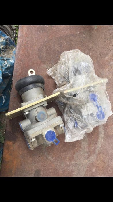 Продам тормозной кран на КАМАЗ.