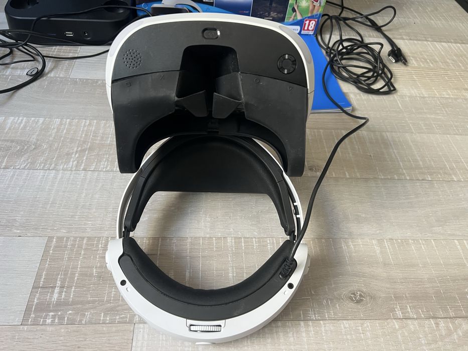 VR очила PS4 + 2 контролера + пушка + 3 игри