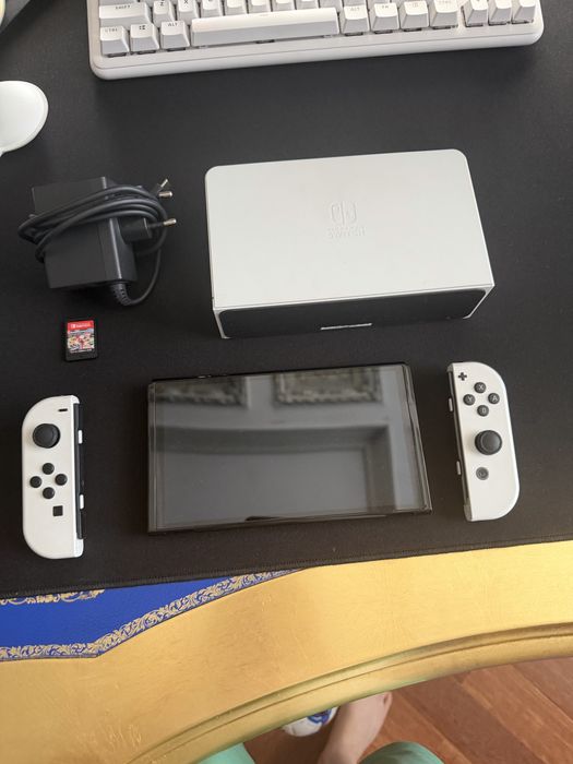 Продам nintendo switch oled