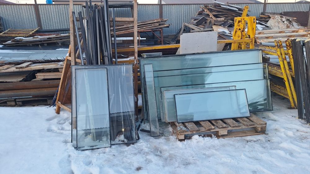 Продам алюминиевый витраж и двери  б/у