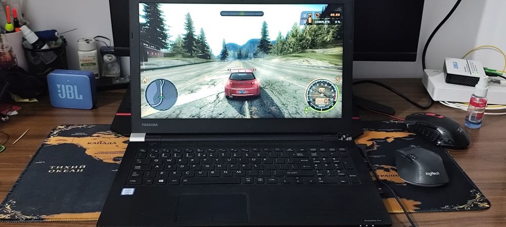 Vând laptop i3 8 GB ram DDR4 SSD M.2 cu 9 jocuri instalate perfect funcțional