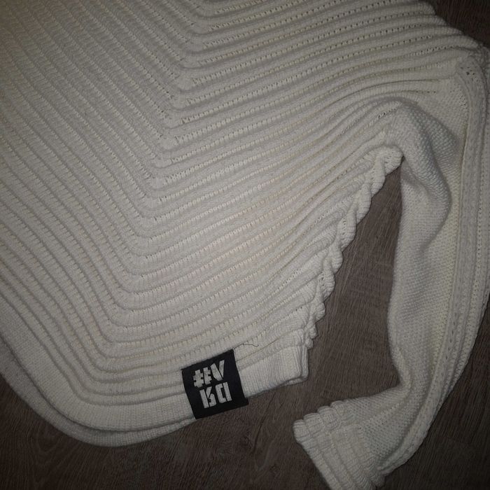 Бял пуловер VDR Radis!