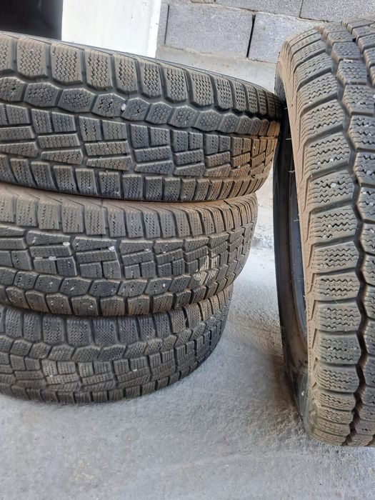 Автошина қыстық дөңгелек. Зимный