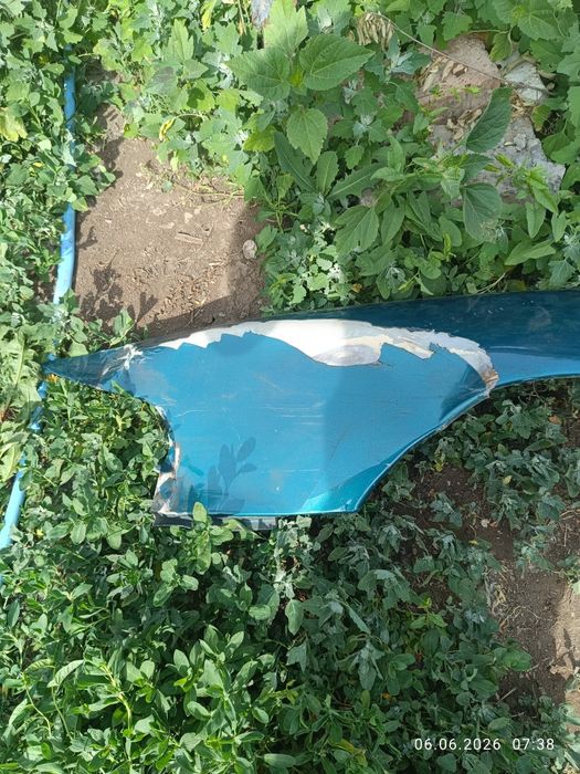 Продам крыло левое на Мазду кронос