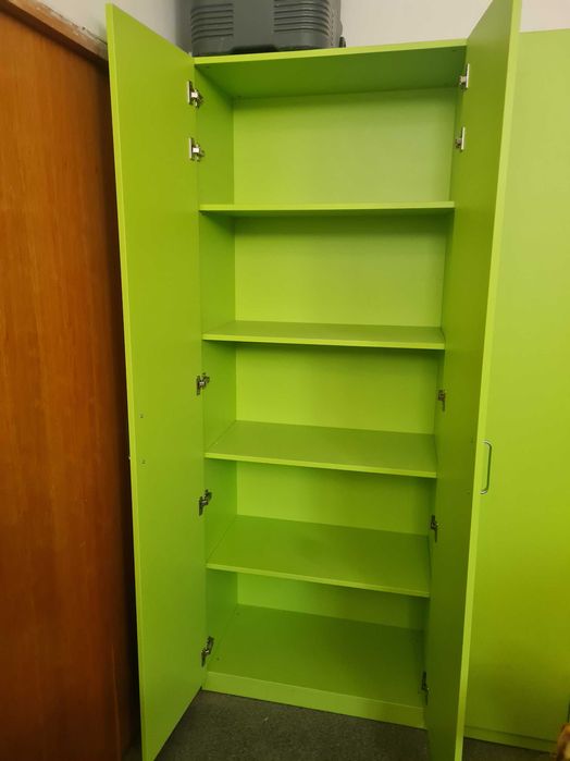 Dulapuri inalte cu usi batante