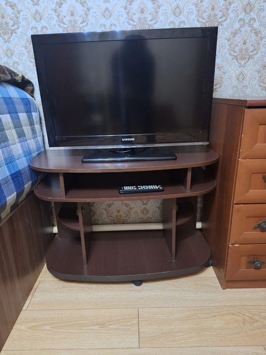 телевизор Самсунг с тумбой, модель LE32C530F1W
