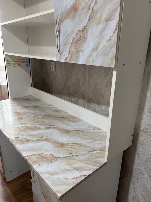 Письменный стол в хорошем состоянии