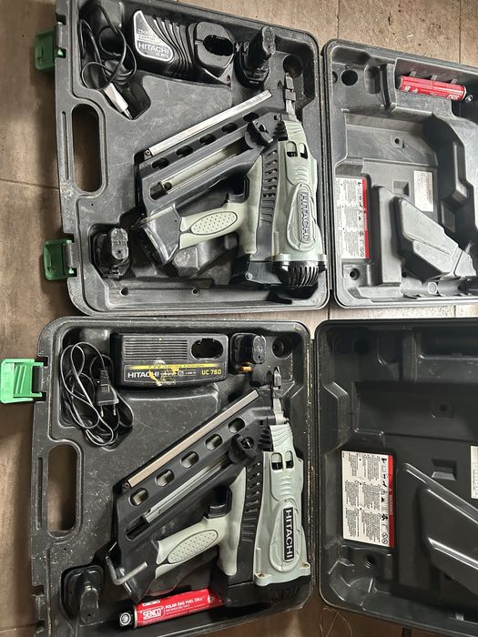 Vand 2 pistoale de cuie (50-90 mm)pt lemn, Hitachi, stare foarte buna