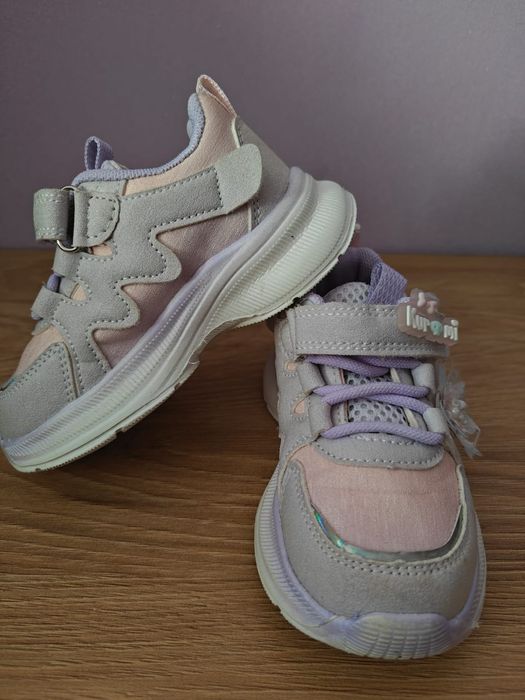 Продам кросовки на девочку