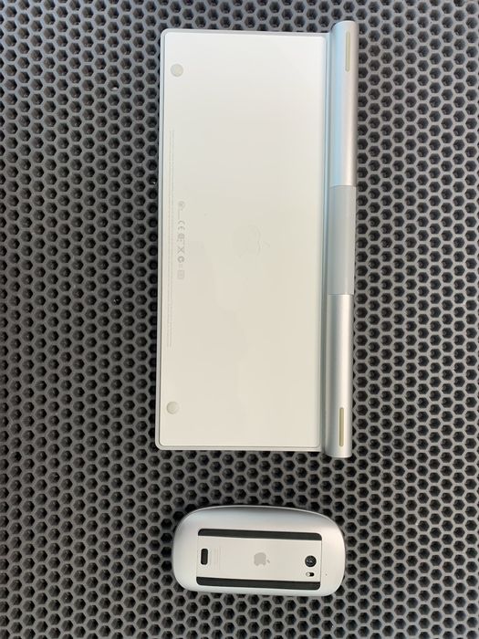 Клавиатура и мышь Apple.
