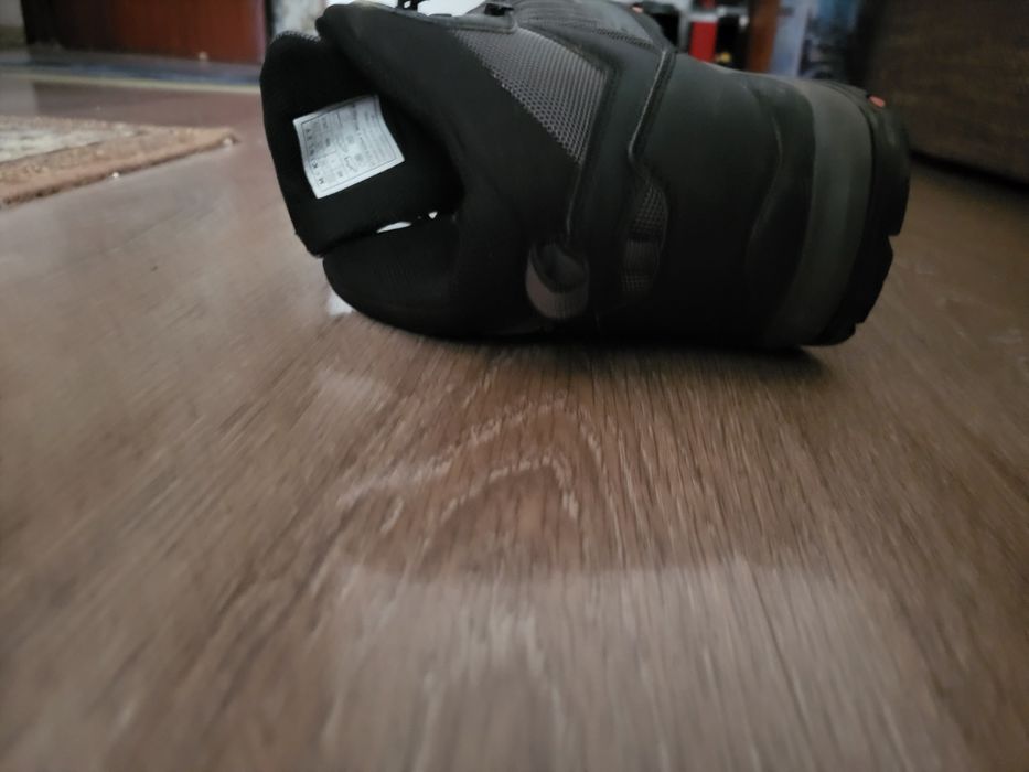 Vând  ghete potriviți pentru sezonul rece , i-am luat de la interspor