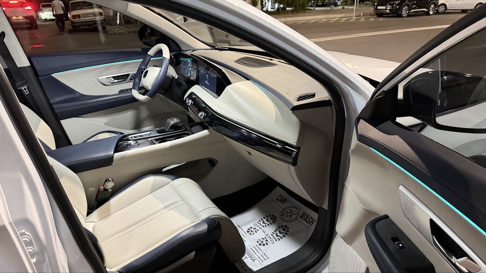 Dongfeng Aeolus Huge Mach Hybrid Passenger EV Car